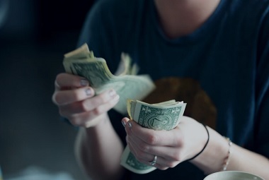 お金を持った人
