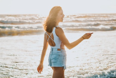 海にいる女性