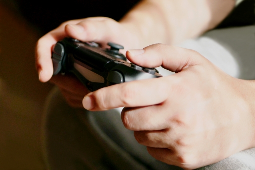 ゲームをしている男性