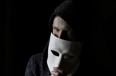 仮面を持った男性