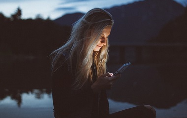 スマホを見てる女性